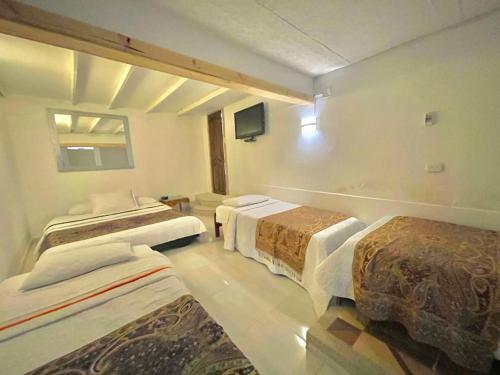 1 king bed, 3 twin beds
