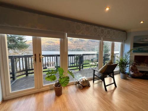 WATERSIDE 3 BED COTTAGE, HOT TUB, SAUNA, PVT BEACH in Arrochar