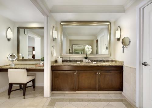 One-Bedroom Suite with Courtyard View