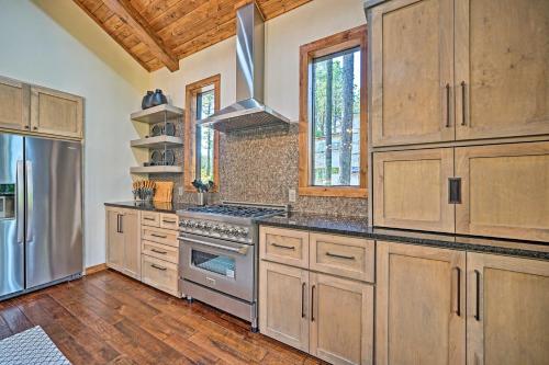 Broken Bow Cabin Less Than 9 Mi to Choctaw Landing Casino in Broken Bow, USA