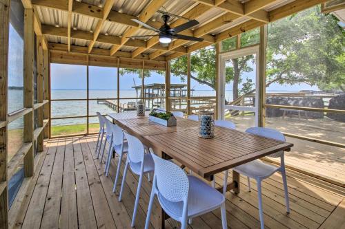 Waterfront Livingston Home with Dock and Porch! in Blanchard, USA