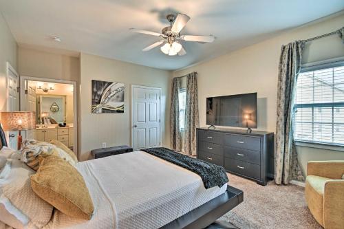 Elegant Fayetteville Condo 8 Mi to Downtown!