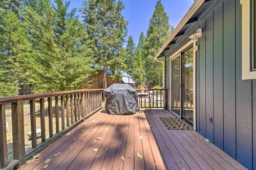 California Cottage with Kayaks and Deck, Walk to Lake! in Nevada City (CA)
