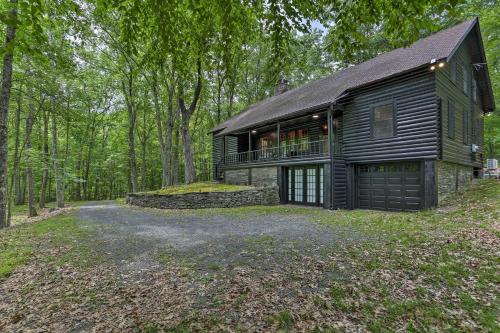 Vivid 2-Acre Hilltop Gem Fire Pit and River Access!