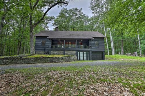 Vivid 2-Acre Hilltop Gem Fire Pit and River Access!