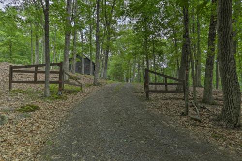 Vivid 2-Acre Hilltop Gem Fire Pit and River Access!