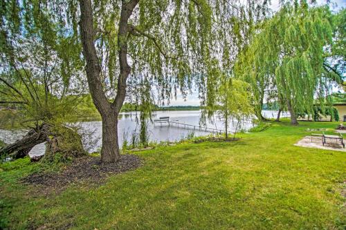 Charming Horicon Cottage and Dock on Rock River