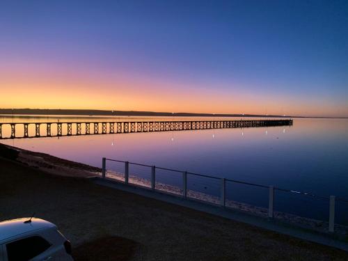 Beachside & Jetty View Apartment 1 - Admirals Apartment