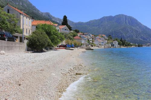 Apartments by the sea Brist, Makarska - 12991