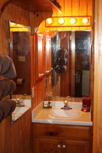 Double U Barr Ranch - Cowboy Cabin in Bandera, USA