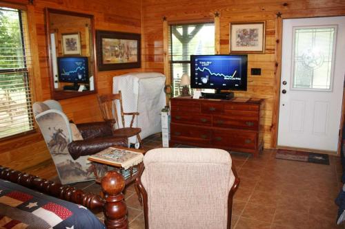 Double U Barr Ranch - Cowboy Cabin in بانديرا_تكساس
