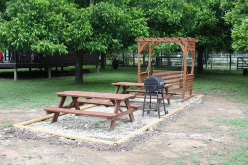 Double U Barr Ranch - Cowboy Cabin in بانديرا_تكساس
