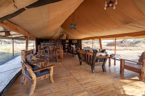 Bar/ Salón, Mawe Tented Camp in Serengeti