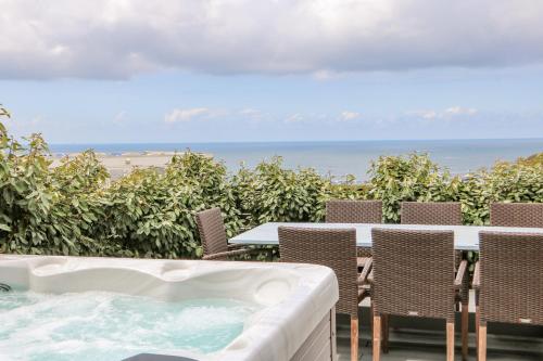 A szálláshely kívülről, Pepperpots in Egyéb