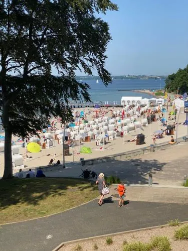 Strandblick mit Strandkorb & Fahrrädern in Glücksburg, Deutschland