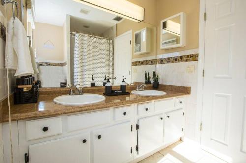 TWO LIVING QUARTERS, 6MIN WALK TO BEACH, FEW STEPS FROM RESTAURANTS in St. Augustine, USA