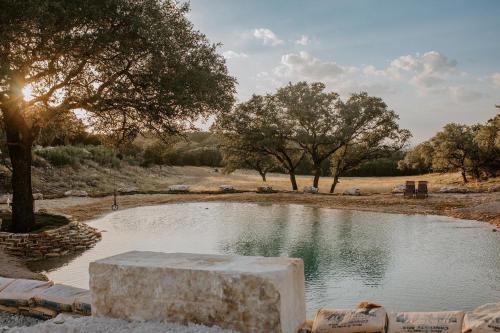 Hummingbird Haus - Hill country views on 20 acres with firepit in Spring Branch, USA