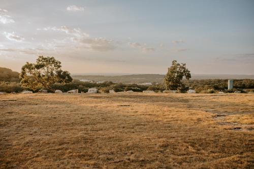 Hummingbird Haus - Hill country views on 20 acres with firepit