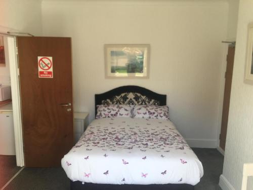 SINGER HOUSE BALLET & MAKE UP SCHOOL & FAMILY GUEST HOUSE  OPEN 17 MAY  Over 8 Thousand Amazing Children Parents & Dancers have visited us THANK YOU  2 BEDROOM PRIVATE ENTRANCE GROUND FLOOR FAMILY SUITES PAIGNTON SEAFRONT PARKING WIFI  GARDENS  - image 22