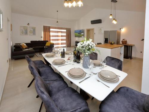Villa in Starigrad with heated pool, Starigrad-Paklenica (zdjęcie 4)