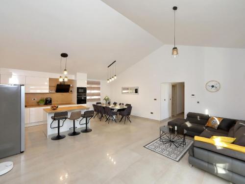 Villa in Starigrad with heated pool, Starigrad-Paklenica (zdjęcie 3)