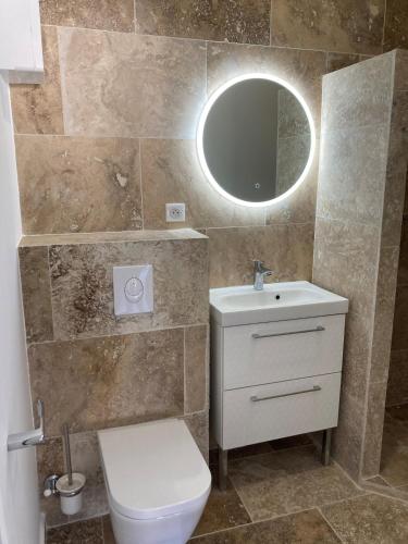 Charmant Studio dans villa - parking - jardin, Var
