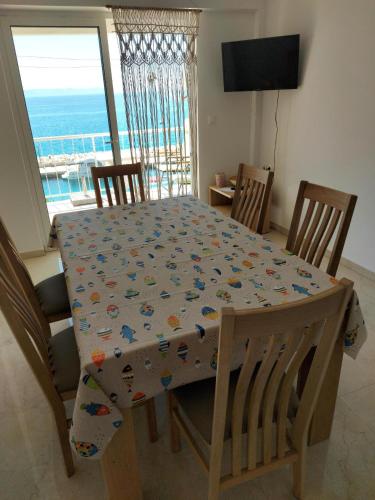 Three-Bedroom Apartment with Balcony and Sea View image 7