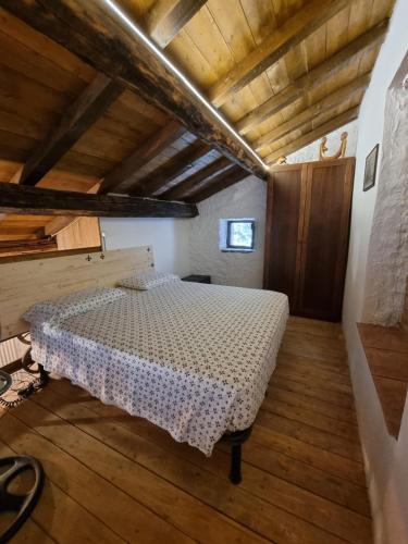 1 queen bed, 2 sofa beds