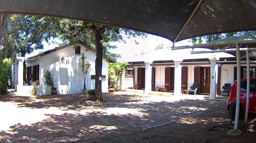 Kuru-Kuru Guesthouse in Куруман