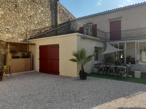 Grande maison de caractere situee au cœur du village de de Roquefort des Corbières. Profitez de son grand jardin avec terrain de petanque barbecue et balancoire