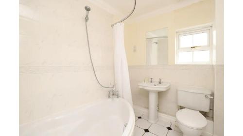 Central Oxford 2 Bed Apartment with Parking - Pass the Keys 5