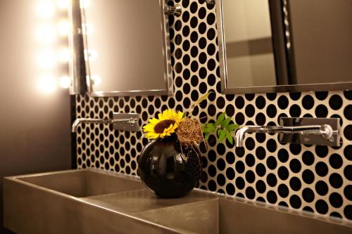 V-Hotel - image 2