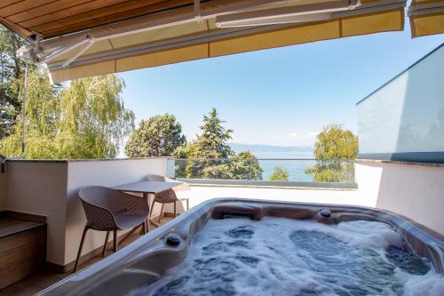 Gyógyfürdő, Lago Hotel in Lagadin