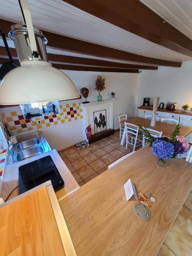 virtuve, Ò FaYa Cottage votre Gîte calme et verdoyant en Bretagne (O FaYa Cottage votre Gite calme et verdoyant en Bretagne) in Saint-Mayeux