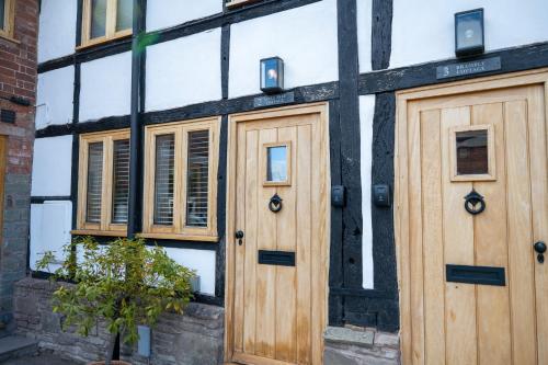 Ieeja, Apple Tree Cottage - Cosy 2 Bed with Deluxe HOT TUB & Log Burner in Burghill