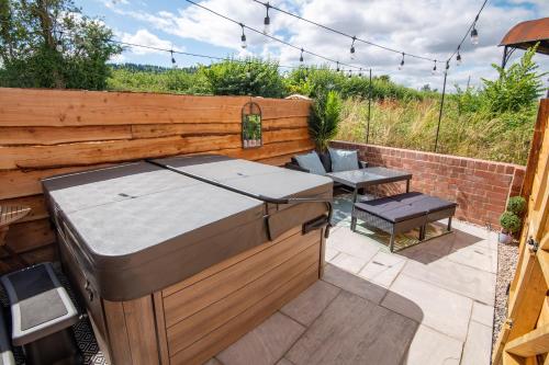 Iekārtas, Apple Tree Cottage - Cosy 2 Bed with Deluxe HOT TUB & Log Burner in Burghill