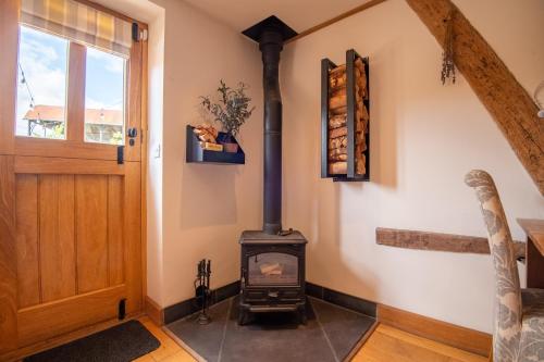 Apple Tree Cottage - Cosy 2 Bed with Deluxe HOT TUB & Log Burner in Burghill