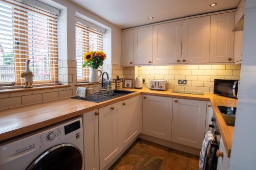 virtuve, Apple Tree Cottage - Cosy 2 Bed with Deluxe HOT TUB & Log Burner in Burghill