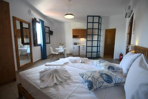 Deluxe Triple Room image 7