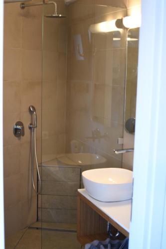 Deluxe Triple Room image 4