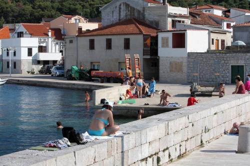  Apartments by the sea Tisno, Murter - 14410 in Tisno