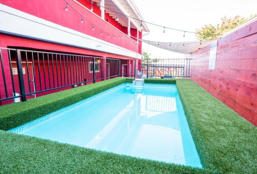 Swimming pool, California Dreams Hostel - Ocean Beach in San Diego (CA)