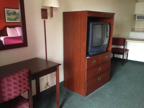 Country Hearth Inn & Suites Augusta - image 4