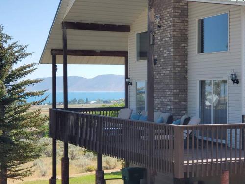 Bear Lake Emerald Retreat with lake view.