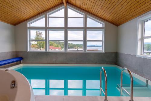 . Exclusive fjordside villa with swimming pool, sauna, jacuzzi and boat hire