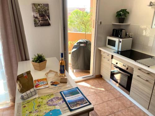 Facilities, Coeur de Frejus, L'AMPHITHEATRE, appartement 3 pieces climatise, terrasse, barbecue, piscine & parki near Théâtre Romain