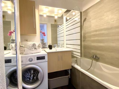 Bathroom, Coeur de Frejus, L'AMPHITHEATRE, appartement 3 pieces climatise, terrasse, barbecue, piscine & parki near Théâtre Romain