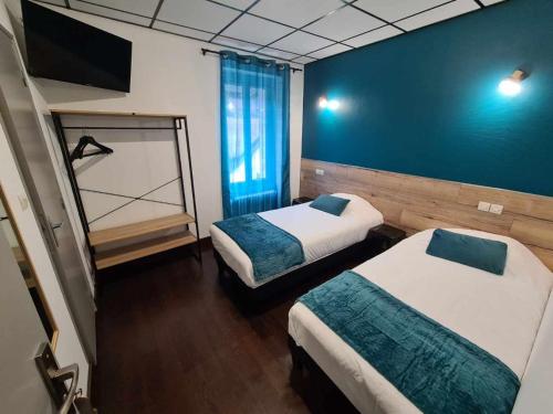 2 twin beds