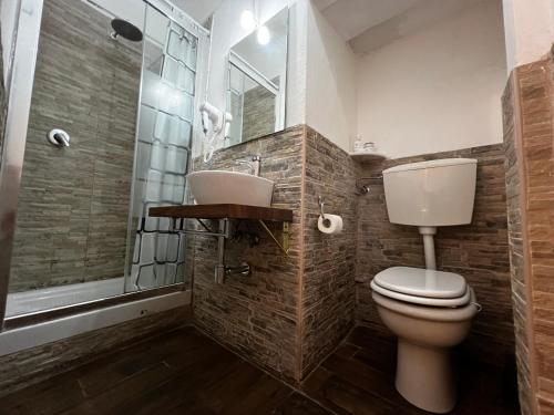 Double Room with Private Bathroom image 4
