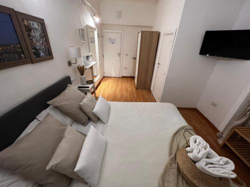 Double Room with Private Bathroom image 8